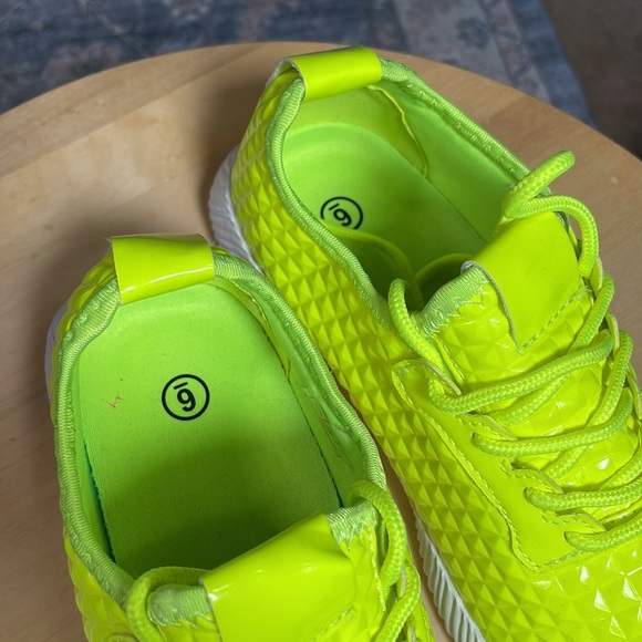 ROXY-ROSE Women Lightweight yellow Metallic Studded Jogger shoes size 6 - Picture 6 of 7